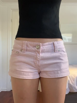 Rosa shorts - Säljer dessa snygga jeansshorts med lågmidja💞 Shortsen har fina detaljer på bakfickorna. Midjemått rakt över är 40 cm