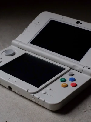Vit Nintendo 3DS XL med Pokémon Y - Säljer en vit Nintendo 3DS XL med dubbla skärmar och färgglada knappar. Konsolen är i plast och har en stilren design. Medföljer spelet Pokémon Y, perfekt för dig som gillar äventyr och retrospel. Samt ett moddat och ett vanligt chip 