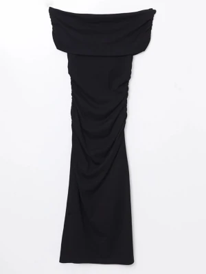 Svart offshoulder långklänning - Säljer en svart klänning med offshoulder-design och snygga rynkade detaljer längs sidorna.  Bra skick och knappt använd, skriv för fler bilder!