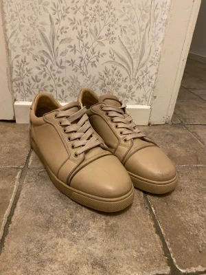 Louboutin skor - Louboutin skor strl 41 1/2 köpt på mythresa. Finns digitalt kvitto.