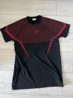 Gymshark onyx - Säljer denna feta och sällsynta Gymshark tröja. Storlek är S men tycker den är rätt så stor i storlek, så den passar M också! Perfekt om man gillar att gymma. Pris kan diskuteras