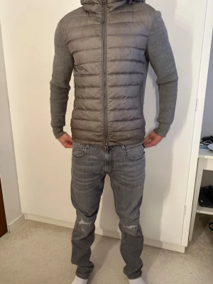 Gråa replay jeans - Säljer min killes replay jeans som han max använt två gånger. Byxorna är för breda på han då han har w31 och byxorna är w34, längden är dock nästan perfekt på han då han är 178cm. Hör gärna av er för fler bilder eller frågor. Pris kan diskuteras!