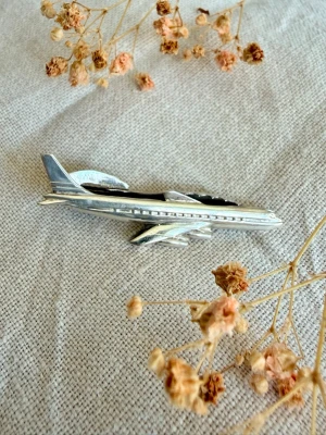 Vintage slipklämma i äkta silver  - Elegant vintage slipsklämma i äkta Sterling silver (925) utformad som ett klassiskt passagerarflygplan. Ett fint samlarobjekt för flygentusiaster, piloter eller ett stilfullt tillbehör för den som uppskattar vintage.  Perfekt för samlare, pilot, flygintresserad eller som en unik present.  
