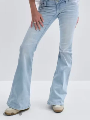 Ljusblå bootcut jeans med stenar Gina tricot - Säljer ett par helt oanvända ljusblå bootcut jeans med stenar vid fickorna från Gina tricot. Jeansen har låg midja och utsvängda ben. 