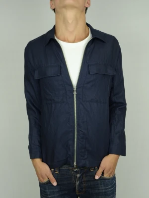 J.lindeberg overshirt  - J.LINDEBERG OVERSHIRT Storlek : S Passform : Normal Användning : Jackan är i ett väldigt fint skick utan defekter Nypris : Cirka 2200SEK Modellen på bilden : 182CM och väger 73KG