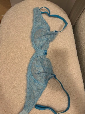 Blå spets-bh från Change Lingerie - blå bh från Change Lingerie med tunna axelband och vacker spets över hela kuporna. storlek 65F
