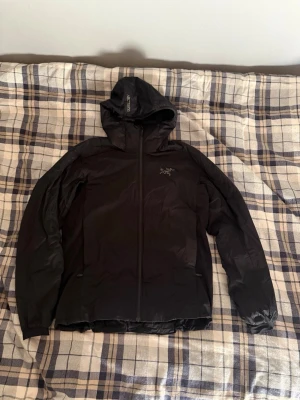 Arcteryx atom hoody M - Tjena säljer min arcteryx atom hoodie i storlek M då den inte kommer till använding. köptes i våras och användt den 2 gånger är som ny, inga deffekter eller liknande. Självklart är den äkta och köpt på arcteryx hemsida, nypris 3169kr // Lucas
