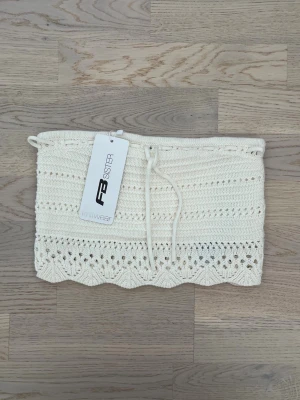 FB sister knitwear topp, vit/beige, S - ny med prislapp - 	•	Ny med prislapp 	•	Stickad topp i cremefärgad knitwear med snörning 	•	Storlek S 	•	Bomull & akryl 	•	Inga defekter