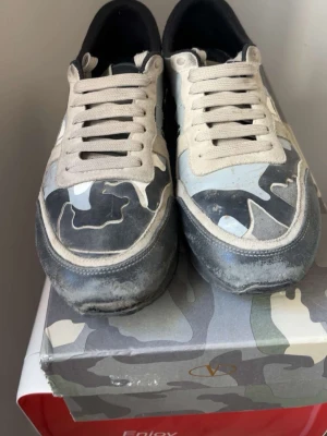 Valentino rockrunners - Rockrunners i storlek 42 skick 7/10 box medföljer, skriv om du är intresserad 