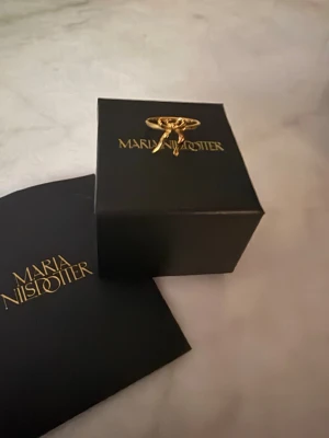Maria Nilsdotter ring  - Ring från Maria Nilsdotter som inte längre säljs. Nyligen om plätterad och ej använd efter plätteringen så den är som ny. Har kvittot. 