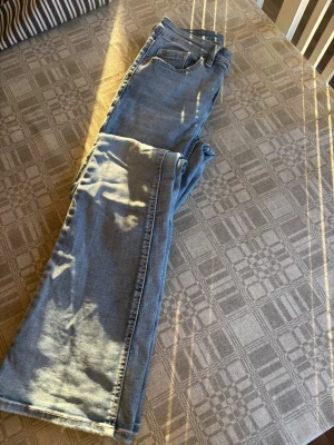 Ljusblå bootcut jeans - Säljer ett par ljusblå bootcut jeans från              Vero Moda i storlek S/32. De finns lite slitningar vid bensluten (se bild) även början till ett litet hål på bakfickan💕💕