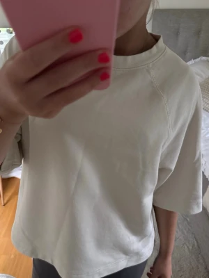 Trekvartärmströja - Beige  trekvartärms tröja från Gina i ett mjukt skönt material, perfekt hemma eller att styla upp💕super fint skick!
