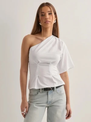 One-shoulder topp från Nelly!! - Snygg vit topp med oneshoulder-design. Toppen sitter tajtare precis ovanför magen för att sedan kunna bli mer fladdrig längre ner. Den är tillverkad i ett mjukt material. Storleken är xxs men har själv storlek xs/s, så skulle säga att den är stor i storleken. Säljs eftersom den inte kommit till någon användning.