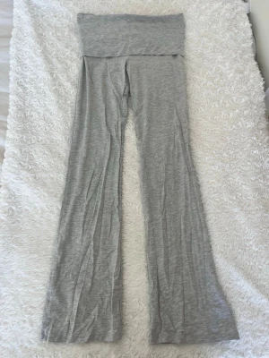 Grå yoga pants från Gina Tricot  - Supersköna gråa yoga pants från Gina Tricot!! Lappen är tyvärr borta men skulle säga att det passar en xs/s💕💕den har fått en liten fläck men inget man tänker på när man har på sig dom