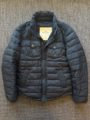 Hollister jacka ~ vintage  - Sjukt eftertraktad Hollister jacka ~ vintage modell som inte längre produceras | st S | Rekommenderad längd mellan 175–185cm | färg svart | klassisk passform | perfekt vintage piece | OBS kan gå ner lite i pris vid snabb affär! 🏄