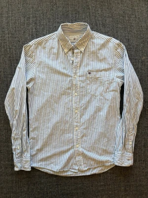 Lexington skjorta ~ vintage   - Sjukt eftertraktad Lexington skjorta ~ vintage randig modell | st M | Rekommenderad längd mellan 175–185cm | färg vit/blå | klassisk passform |  vintage piece | OBS kan gå ner lite i pris vid snabb affär! 🏄