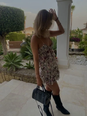 Populär blommig zara sett - Toppen storlek xs, men justerbara so passar xs-m och kjolen storlek s. Defekterna syns på bilderna, en liten tråd som nystar upp sig i sömmarna, men det syns inte vid användning eller påverkar ingenting! Det finns inga fläckar, hål etc.💖 