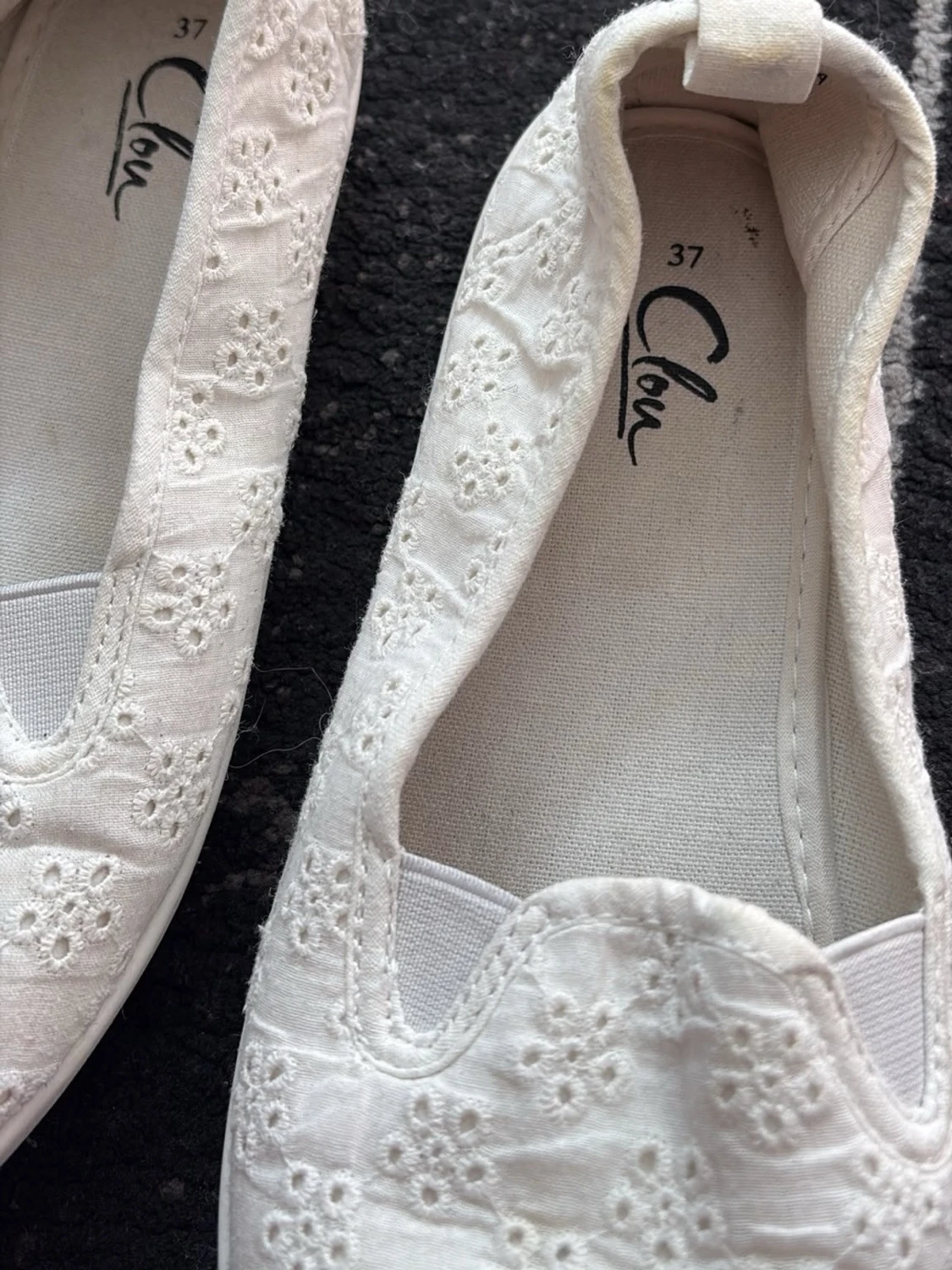 Vita ballerinaskor med broderade blommor - 2