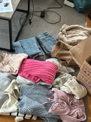 Klädpaket i XS/S - Stort klädpaket med flera stickade tröjor i rosa, grått och beige, jeans, mjuka hoodies, klänningar, shorts, linnen, toppar mm. Kan finnas något plagg som har någon fläck men de allra mesta är tipptopp skick. Ungefär 40 plagg. Märken som: hm, Gina tricot, Zara, asos mm 