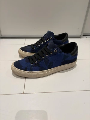 Camoflage Sneakers - Säljer dessa riktigt snygga skor med blåa camoflage mönster. Mycket bra skick. Pris kan diskuteras vid snabb affär. Skriv vid minsta lilla intresset.