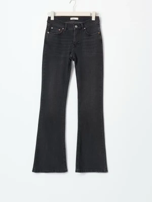 Svarta bootcut jeans med låg midja - Snygga svarta jeans med bootcut passform och låg midja från hm