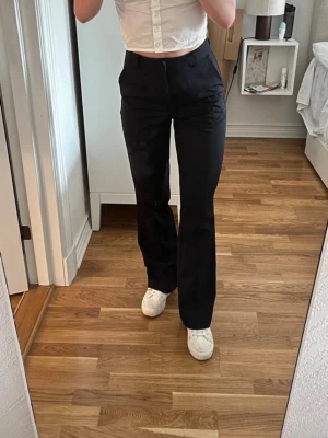 Bik bok kostymbyxor  - Hej säljer svarta trendiga kostymbyxor från Bik Bok | Storlek 34/Xs och modellen heter Vilma | Nypris är 500kr | Bootcut byxor | De är sprättade där nere men inget märkvärdigt ✨