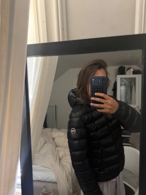 Svart colmar jacka - Snygg svart dunjacka som jag använt en del men för två vintrar sedan, får ej användning av den längre. Pris kan diskuteras 