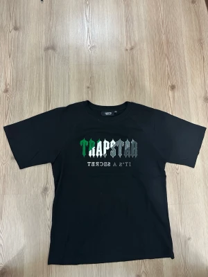 Svart Trapstar t-shirt med tryck - Mått kan skickas vid intresse! Öppen för frågor och byten! 