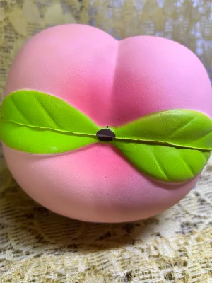 Rosa persika Squash  - En söt stora squash i form av en persika med två gröna blad 