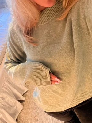 ljusgrön stickad tröja från WERA - ljusgrön supermysig tjocktröja ifrån WERA. långa muddar vilket är suuupersnyggt, passar till alla årstider💚