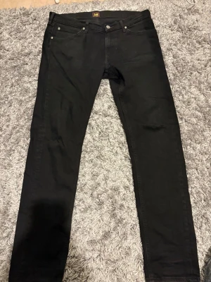Svarta jeans från Lee - Svarta Lee darren zip fly i storlek 33/34. Säljer då de är för små och därav inte kommer till användning. Pris ej hugget i sten vid snabb affär. Hör av er vid frågor🙌