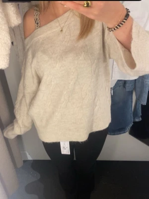 Beige off shoulder stickad tröja - Säljer en beige stickad tröja med off shoulder-design💕super fin från gina i strlk 164 men passar mig som har S i vanliga fall