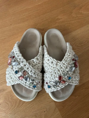 Inuikii sandaler - Säljer mina inuikii sandaler då de inte längre kommer till användning. Endast använda ett fåtal gånger. Tyvärr har högra skon tappat en silversten (se bild 5) men det är inget som märks. Storlek 39