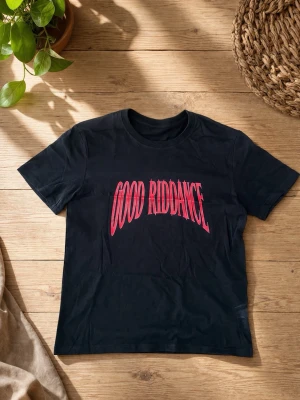 Riktigt Snygg Good Riddance T-Shirt - Storlek: S, 100 % Ekologisk Bomull, helt nytt skick, fraktas samma dag!