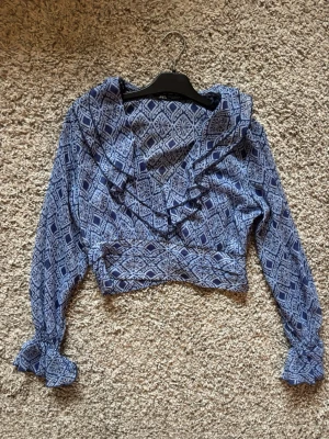 Blå mönstrad blus - Så fin croppad genomskinlig blus i paisley-mönster endast använd fåtal gånger inga defekter!
