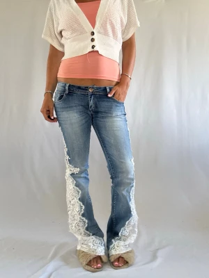 Jeans med spets  - Jeans med spets.                                             Innersbensläng: 82 cm                                             Midjemått: 80cm.     Rekommenderas tvättas ut och in 💕