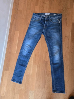 Blå slim fit jeans w30 L32 - Snygga blå slim fit jeans med lätt slitna detaljer och klassisk femficksmodell. Lite svanker där bak se näst sista bild, bara snyggt tycker jag