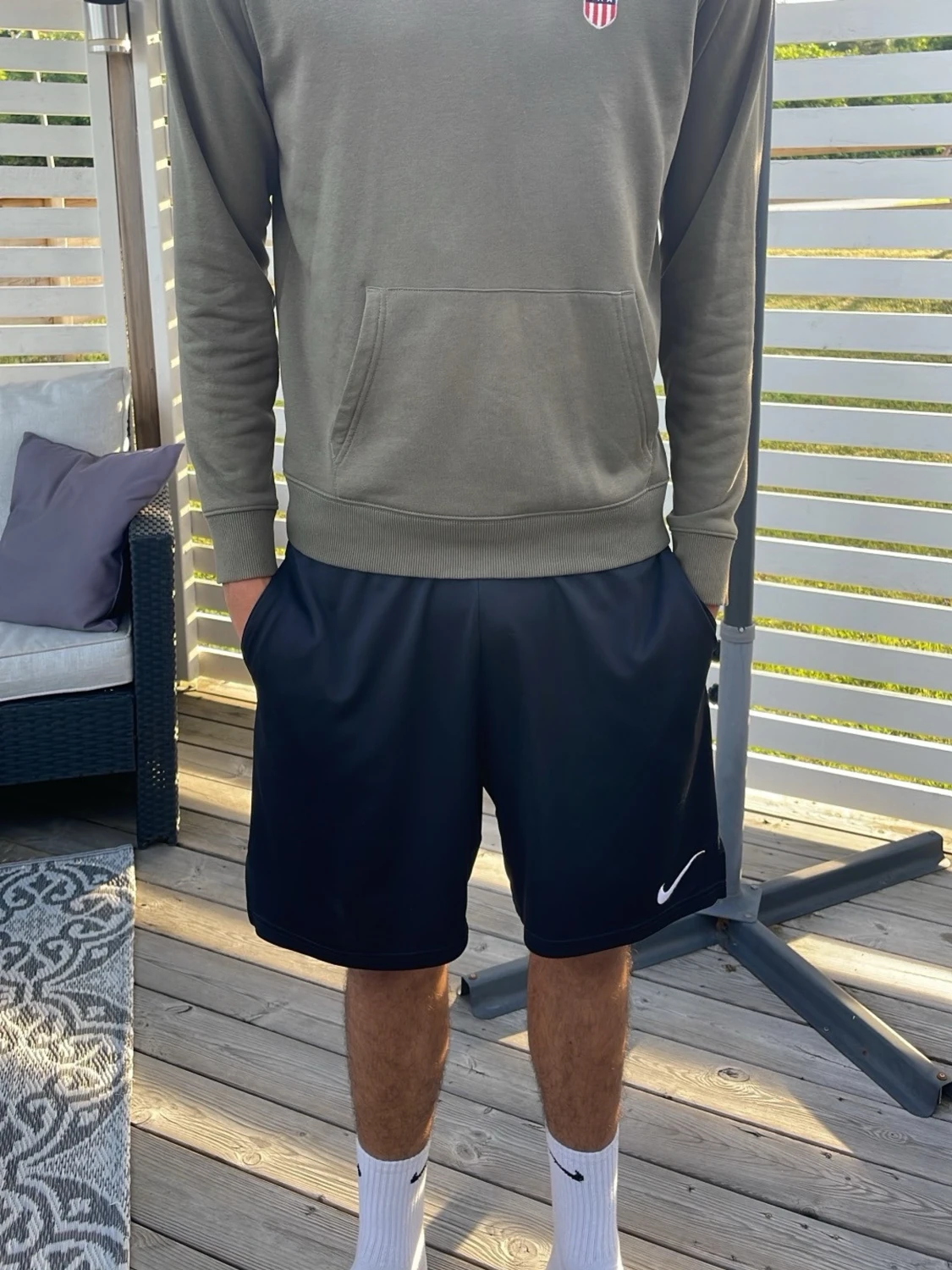 Olivgrön hoodie med ficka framtill