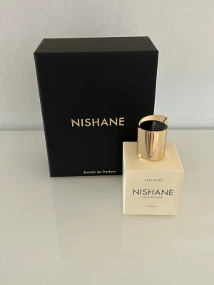 Nishane Hacivat Extrait de Parfum 100 ml - Nishane Hacivat 100 ml – ca 95 ml kvar  Säljer min Nishane Hacivat 100 ml då den inte används tillräckligt.  * Ca 95 ml kvar * Originalflaska * Förvarad mörkt och svalt * Fantastisk nischparfym med mycket bra hållbarhet och projektion