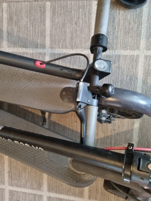 Elektrisk sparkcykel svart/grå - Säljer en elektrisk sparkcykel i svart och grått med digital display på styret. Den har en robust ram, gummihjul och tydliga röda detaljer på vissa kablar. Perfekt för smidig transport i stan och enkel att fälla ihop.. Dem e sönder ena el skotern är sönder på platsen där man laddar och den andra är söder på skärmen och en annan del. Ligger i Sigtuna och går ej att sicka du måste hämta och dem använd för det mästaför delar
