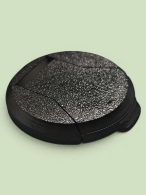 Svart burklock passar alla vanliga läsk/energidrycker - Säljer ett svart lock i plast som passar på vanliga läsk- och energidrycksburkar. Locket har en rund form och är designat för att hålla drycken fräsch och skydda mot spill. Perfekt att ha med sig till stranden, picknicken eller på språng.