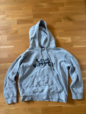 LV hoodie - LV hoodie, använd, passar s och xs