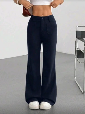 Mörkblå vida kostymbyxor - Snygga mörkblå kostymbyxor med hög midja och utsvängda ben. Byxorna har knapp och gylf framt Wayne, samt pipeline fickor. Perfekta för en trendig och stilren look. Materialet ser ut att replacement polyester a eller liknande för en mjuk känsla.