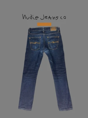 Nudie lean dean - Säljer dessa feta lean dean nudies jag har använt sedan raw. De har blivit lagade en gång av Nudie (bild 4). Jag tvättade det andra gången nyss, så de är fräscha. De är i storlek 30x30, men har krympt lite i tvätten så jag skulle nog säga att de sitter som 29w nu, men de kommer töjas ut lite med användning.  Mått: Midja 40cm Längd 94 Benöppning 16  Skriv om du har frågor!