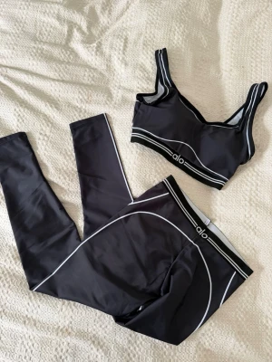 Alo black leggings training set  S - ✅ Perfect condition  – Brand new, never worn  💯 100% Authentic products only 📦 Fast shipping ♻️ Shop sustainably, look sharp.  REMINDER: Items can be used and please note that we only resell used clothes we buy online (some are brand new).   We will always tell our customers before buying if item has stains or is damaged. Returning is always possible  Bought in here. If you have anything authentic to sell, let us know because we also buy and sell on here🙂  Thank you!