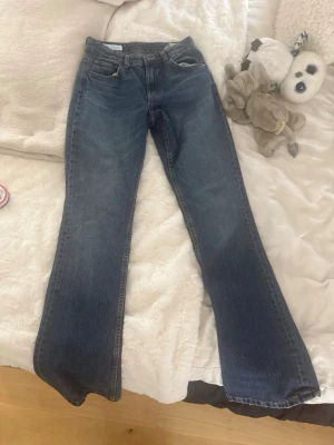 Blå bootcut jeans  - Blå utsvänga jeans från Zara i storlek 34, snygg passform. 😊