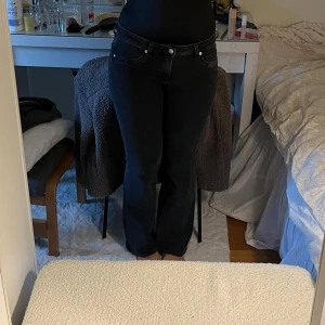 Flare jeans med lågmidja - De populära jeansen från h&m som sitter sjukt snyggt!! Lågmidjade!