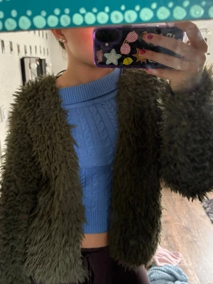 Olivgrön teddykofta 💚 - Säljer en riktig snygg och mysig teddykofta💚 tyvärr kommer den inte till användning 