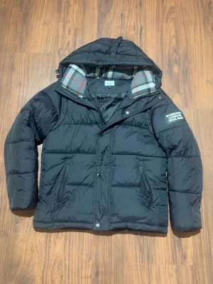 Burberry Jacka/Vest - Säljer denna Burberry jackan då jag använder en annan vinterjacka. De går även att ta bort armarna inifrån så de blir till en vest. Jackan är i fint skick och har inga skador eller så, om du är intresserad eller har frågor så är det bara att höra av dig🤝