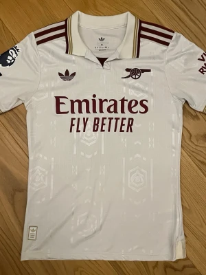 Arsenal tröja med Gyökeres på ryggen - Säljer min Arsenal tröja med Gyökeres 14 på ryggen, i storlek medium. Aldrig använd. Kom dm vid intresse eller funderingar. Priset är inte hugget i sten.